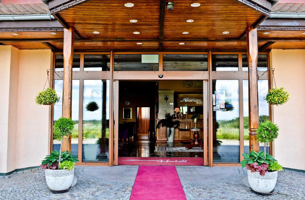 Hotel Sportwerk Tyniec Maly Extérieur photo